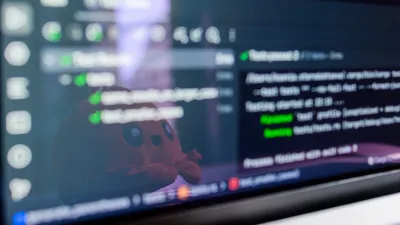 Reflejo de código en la pantalla de un portátil