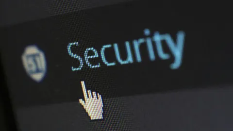Icono de seguridad con escudo y candado